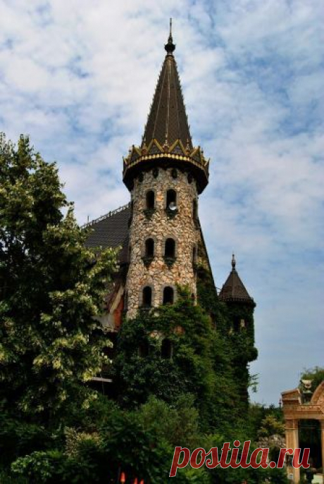 legendary-scholar:
“Fairytale Castle Ravadinovo in Bulgaria.
”