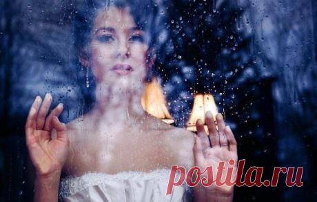 Мой возраст, он похож на полдень яркий –
Уже не утро, но еще не вечер.
Хорош он тем, что жизнь- ценней подарка
Навряд ли припасет для нашей встречи.
Очки из стекол розовых уж сняты,
А жажда жизни бьет струей фонтана.
Ты научилась видеть лесть, обманы
И знаешь, чем кончаются романы
Без чувства искреннего, страстью лишь кипя...
Что только привкус горький и полынный
Несут воспоминания о том…
И как прекрасен теплый, милый дом!