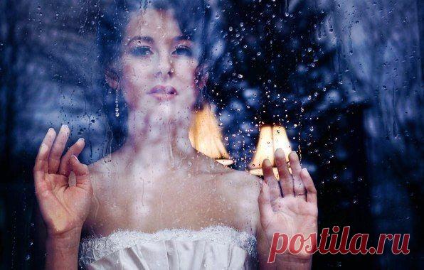 Мой возраст, он похож на полдень яркий –
Уже не утро, но еще не вечер.
Хорош он тем, что жизнь- ценней подарка
Навряд ли припасет для нашей встречи.
Очки из стекол розовых уж сняты,
А жажда жизни бьет струей фонтана.
Ты научилась видеть лесть, обманы
И знаешь, чем кончаются романы
Без чувства искреннего, страстью лишь кипя...
Что только привкус горький и полынный
Несут воспоминания о том…
И как прекрасен теплый, милый дом!