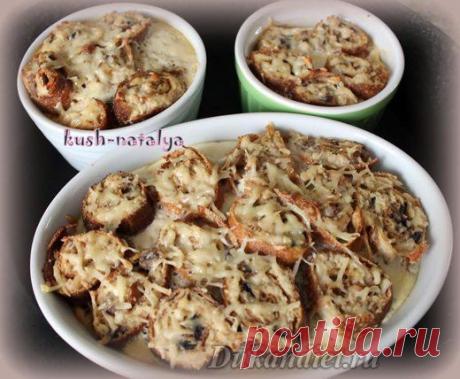 Запеченные блины | Диета Дюкана

Для блинов:
1 яйцо,
3/4 стакана молока,
отруби овсяные 2 ст. л.,
отруби пшеничные 1 ст. л.,
соль и сахзам по вкусу.

Для начинки:
1 луковица,
200-250 г шампиньонов,
50-70 г молока,
1 дес. л. крахмала кукурузного (по желанию),
30 г сыра,
200-250 г отварной курицы,
соль, перец.

Для заливки:
1 яйцо,
стакан обезжиренного молока,
соль по вкусу,
сыр легкий (по желанию).