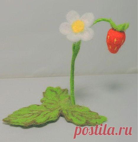 Клубничка из шерсти ,высота 9.5 см