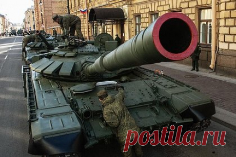 В России оценили защищенность новых Т-72Б3М. Российские танки Т-72Б после модернизации до уровня Т-72Б3М получили динамическую защиту «Реликт» в кормовой части, следует из опубликованного во вторник видео «Уралвагонзавода». Установка «Реликта» на корму обеспечит танку почти всеракурсную защиту. Ранее Минобороны России передали партию Т-90М и Т-72Б3М.