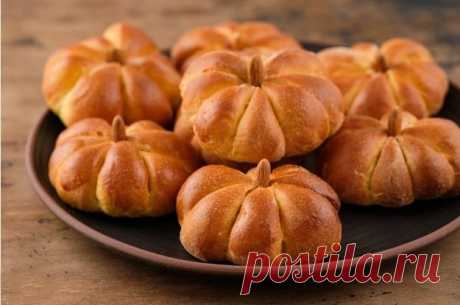 Это вкусно! Это красиво! Это полезно!
- И их уместно приготовить на #Хэллоуин.

Тыквенные булочки можно испечь очень красиво, в форме тыквы. #Выпечка из тыквы может быть такой красивой!