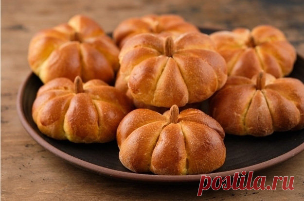 Это вкусно! Это красиво! Это полезно!
- И их уместно приготовить на #Хэллоуин.

Тыквенные булочки можно испечь очень красиво, в форме тыквы. #Выпечка из тыквы может быть такой красивой!