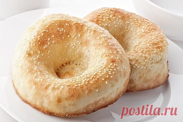 Узбекские лепёшки с кунжутом

Продукты:

- мука пшеничная - 430 грамм.
- вода питьевая - 290 мл.
- соль поваренная-1 ч/л.
- дрожжи сухие-1ч/л.
- кунжут

Приготовление:

Смешать все сухие продукты. Добавить воды -замесить тесто. Тесто поднимется два раза. Каждый раз обмять его. Далее делим на четыре части. Формируем лепёшки. Смазываем водой посыпаем кунжутом. В духовку, разогретую до 250 градусов на 25-30 минут.