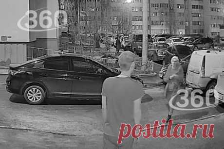Пьяный россиянин напал на приехавшую помочь ему девушку-фельдшера. В Казани нетрезвый мужчина напал на приехавшую помочь ему девушку-фельдшера. Об этом сообщает портал «Татар информ». Когда врачи вошли в квартиру россиянина, тот напал на них и бросил фельдшеру в лицо стеклянный стакан. Несмотря на травмы, фельдшер продолжила работу и поехала на следующий вызов.