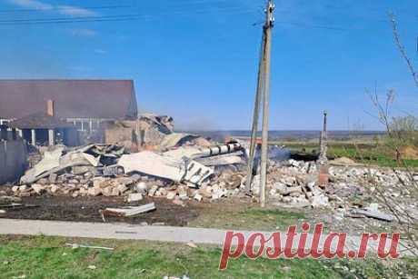 Российское приграничное село подверглось обстрелу ВСУ. Село Муром Белгородской области подверглось обстрелу со стороны Вооруженных сил Украины. Об этом заявил губернатор приграничного российского региона Вячеслав Гладков. Он отметил, что в результате атаки оказался полностью разрушен частный жилой дом. Среди мирного населения никто не пострадал.