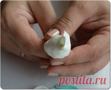 МК Двухцветная роза «Инь-Янь» из фоамирана
автор: Наталья Боровкова
#handmade #мастеркласс #фоамиран #цветы
Показать полностью...
Мастер-класс в двух частях.
Первая часть – это описание работы и оформление цветка с применением различных способов тонирования.
Вторая часть – тонирование и крепление листьев.
Данный мастер-класс предназначен для тех, кто знаком с техникой холодного фарфора, и для тех, у кого есть опыт лепки цветов.
Для начинающих мастеров очень важно на первых порах понимать, что …