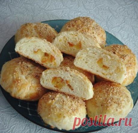 Готовим шикарную восточную выпечку к чайному столу!

Турецкие булочки с апельсиновыми цукатами

ИНГРЕДИЕНТЫ

яйца -2 шт
йогурт натуральный - 150 мл.
растительное масло - 150 мл.
сыр твердый - 150-200 гр
соль - 0,025 ч.л.
мука - 350-400 гр
разрыхлитель - 1 п (10 гр)
варенье из апельсиновых корочек - примерно 0,5 стак.
кунжут - 2-3 ст.л.

Варенье может быть из других фруктов. Главное, что бы оно не было жидкое.

Сыр натереть на крупной терке (можно и на мелкой).

Масло расти...