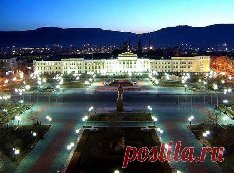 Чита, площадь им. Ленина в центре города ночью.