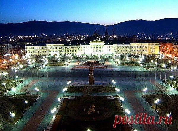 Чита, площадь им. Ленина в центре города ночью.