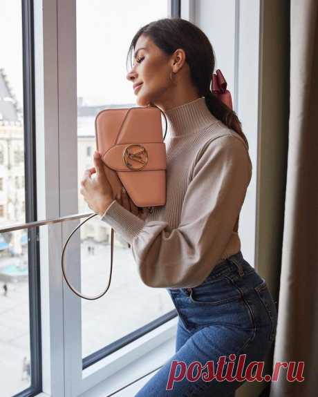 25 изумительных примеров как и с чем носить узкие джинсы дамам в 40-50 лет Узкие джинсы женщинам 40-50 лет противопоказаны? Очередное заблуждение, ведь как показывают модные красавицы мира, переступившие порог 40 лет, узкие джинсы скинни могут идеально вписаться в лук соверш...