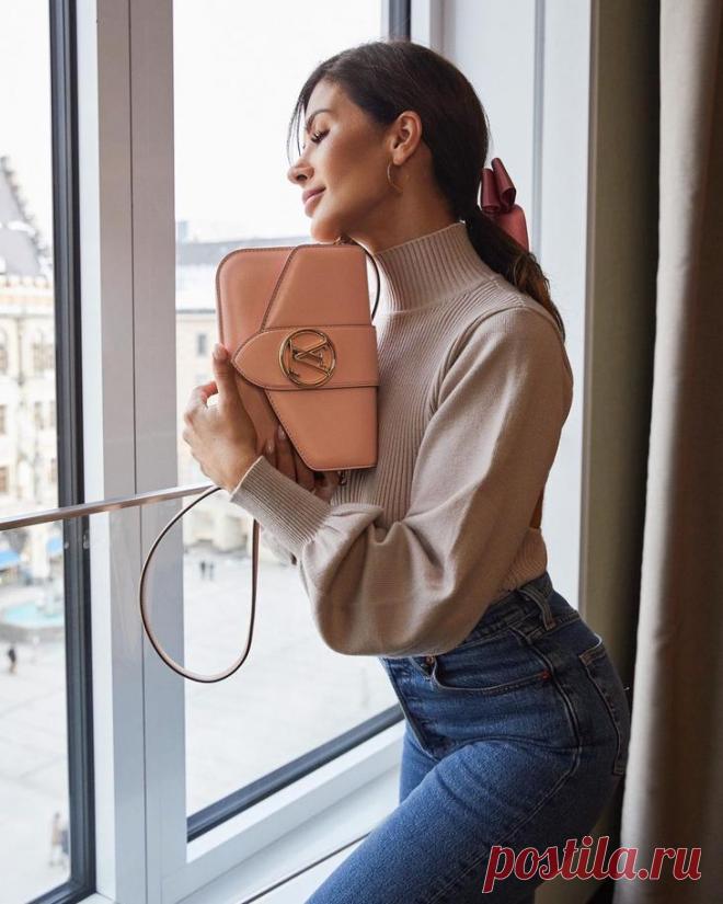 25 изумительных примеров как и с чем носить узкие джинсы дамам в 40-50 лет Узкие джинсы женщинам 40-50 лет противопоказаны? Очередное заблуждение, ведь как показывают модные красавицы мира, переступившие порог 40 лет, узкие джинсы скинни могут идеально вписаться в лук соверш...