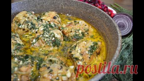 Нежнейшая Курица в сметанном соусе!Жемчужина кабардинской кухни! - курица (любые части) - 1.3 кг- сметана 20% - 3 ст.л- лук - 3 шт- укроп - 5 веточек- приправы(у меня) - хмели-сунели,черный молотый перец,карри,приправа к мясу,соль- чеснок - 5 зубчиков- масло растительное - 1 ст.л.- масло сливочное(для жарки) - 30-40 гр