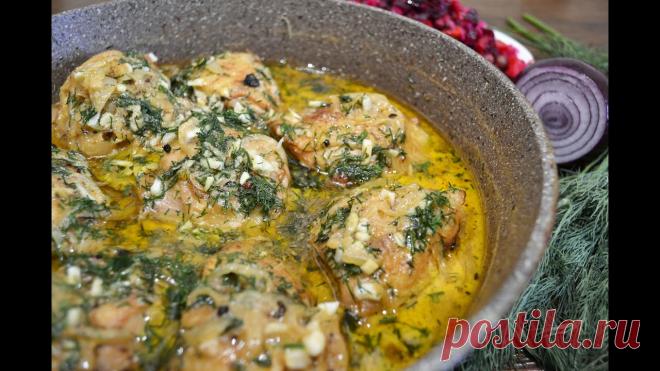 Нежнейшая Курица в сметанном соусе!Жемчужина кабардинской кухни! - курица (любые части) - 1.3 кг- сметана 20% - 3 ст.л- лук - 3 шт- укроп - 5 веточек- приправы(у меня) - хмели-сунели,черный молотый перец,карри,приправа к мясу,соль- чеснок - 5 зубчиков- масло растительное - 1 ст.л.- масло сливочное(для жарки) - 30-40 гр