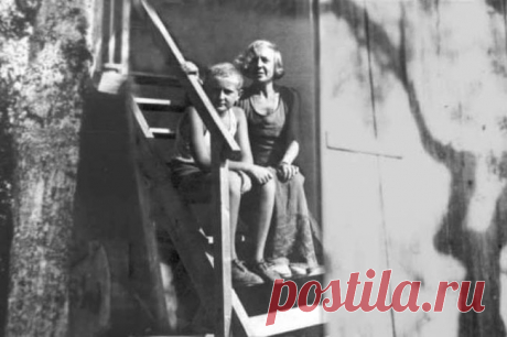 Письмо Марины Цветаевой детям, которое стоит прочесть взрослым
В 1938 году Марину Цветаеву попросили написать заметку для эмигрантского русскоязычного журнала. Прочтите это послание, не утратившее актуальности по сей день. Поэтесса писала эти строки в надежде, что их прочтут и родители. Милые дети! Я никогда о вас отдельно не думаю: я всегда думаю, что вы — люди или нелюди, — как мы. Но говорят: […]
Читай пост далее на сайте. Жми ⏫ссылку выше