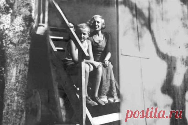 Письмо Марины Цветаевой детям, которое стоит прочесть взрослым
В 1938 году Марину Цветаеву попросили написать заметку для эмигрантского русскоязычного журнала. Прочтите это послание, не утратившее актуальности по сей день. Поэтесса писала эти строки в надежде, что их прочтут и родители. Милые дети! Я никогда о вас отдельно не думаю: я всегда думаю, что вы — люди или нелюди, — как мы. Но говорят: […]
Читай пост далее на сайте. Жми ⏫ссылку выше