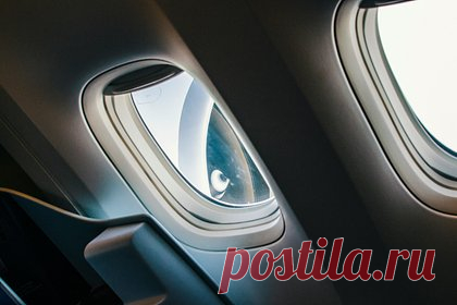 Boeing со 166 пассажирами резко сменил курс из-за треснувшего лобового стекла. Самолет Boeing 737 американской авиакомпании United Airlines резко сменил курс из-за треснувшего лобового стекла. Нештатная ситуация произошла на рейсе из Лас-Вегаса в Вашингтон, США. Уточняется, что из-за обнаруженного дефекта лайнер был вынужден совершить посадку в Денвере. На борту находилось 166 пассажиров.
