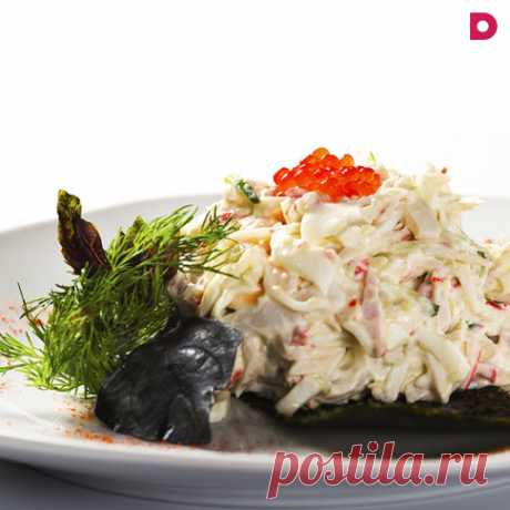 Салат с икрой и морепродуктами.