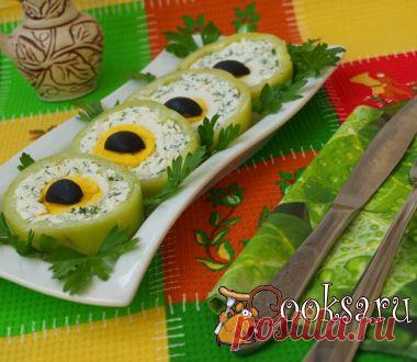 КОШАЧИЙ ВЗГЛЯД !  *Ингредиенты:  болгар/перец  зелёный 2 шт, сыр Фета 150 г, яйца варёные 2 шт, маслины 3-4 шт, чеснок, укроп. Красиво и быстро!