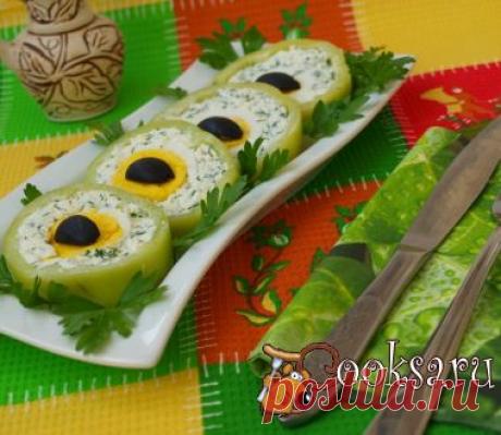 КОШАЧИЙ ВЗГЛЯД ! *Ингредиенты: болгар/перец зелёный 2 шт, сыр Фета 150 г, яйца варёные 2 шт, маслины 3-4 шт, чеснок, укроп. Красиво и быстро!