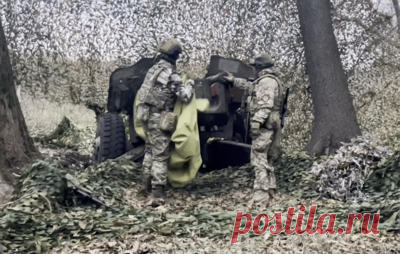 Украинские военные прячут бронетехнику рядом с мирными жителями в Плехово. Артиллеристы ВСУ, замечая движение, сразу стараются открывать огонь даже в случае, если видно, что идут гражданские, а не военные, рассказал командир орудия с позывным Шани