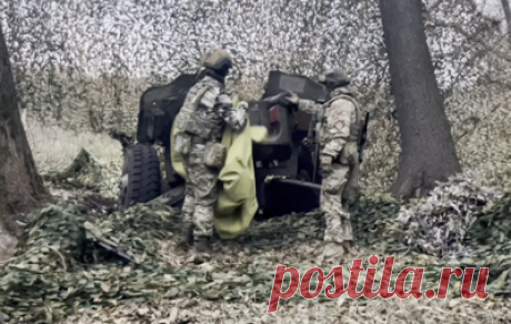Украинские военные прячут бронетехнику рядом с мирными жителями в Плехово. Артиллеристы ВСУ, замечая движение, сразу стараются открывать огонь даже в случае, если видно, что идут гражданские, а не военные, рассказал командир орудия с позывным Шани