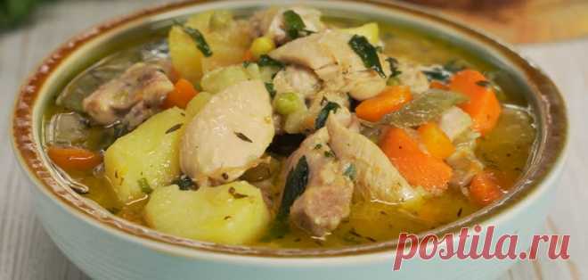 Тушеная курица с картофелем: вкусный обед или ужин для всей семьи Тушеная курица с картофелем и овощами подается на стол с пылу с жару. Ароматы во всем доме витают умопомрачительные: так что и звать домочадцев не придется, сами соберутся в столовой. В качестве дополнения можно использовать маринованные овощи и домашний хлеб: пальчики оближете.