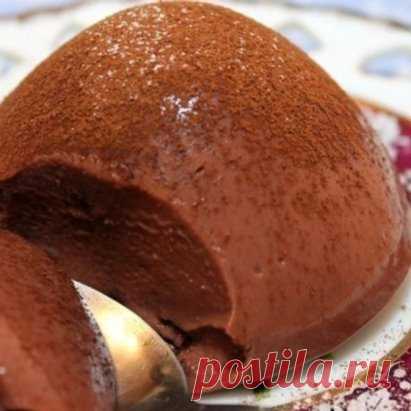 Шоколадный пудинг 
Ингредиенты: 
-Молоко - 1 л 
-Мука пшеничная - 1 ст.л. 
-Крахмал - 2 ст.л. 
-Сливки - 0,5 ст. 
-Какао - 3 ст.л. 
-Сахар - 1 ст. 
-Яйцо (желток) - 1 шт 
Приготовление: 
1. В молоко влить сливки. Добавить муку, крахмал, какао, сахар и желток. Хорошо перемешать. 
2. Варить, помешивая, до загустения, минут 15. 
3. Горячий пудинг разлить по креманкам. Охладить и убрать в холодильник на 2-3 часа. 
Приятного аппетита!