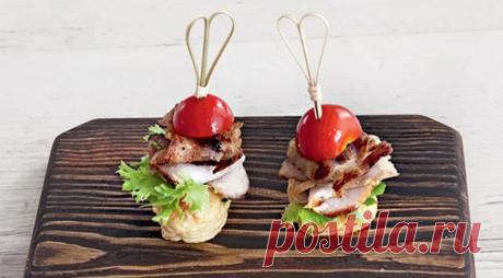 Канапе - рецепты с фото и видео на Гастроном.ру Канапе - маленькая закуска, небольшой бутерброд на один укус. Канапе обычно подают на фуршетах или перед основным ужином весте с апперитивом, поэтому есть несколько правил, которым должны отвечать канапе: быть удобными для еды без приборов, никаких п. Пошаговые рецепты с фото, удобный поиск рецептов на Gastronom.ru