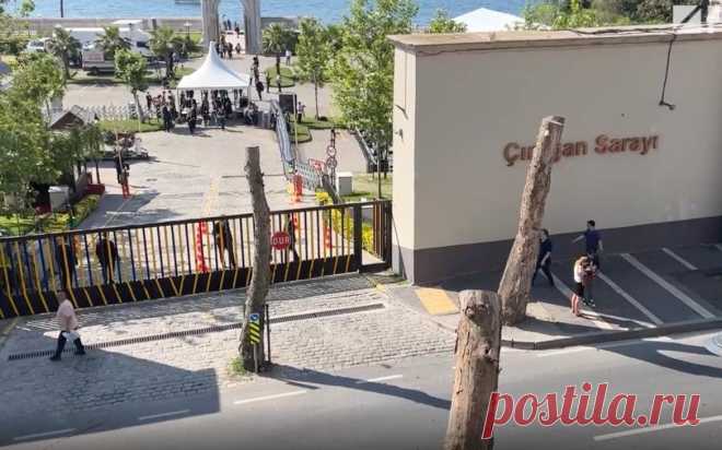 В Стамбуле начались переговоры России и Украины. В Стамбуле начались вторые за три года прямые переговоры России и Украины. Первая встреча сторон прошла 16 мая. По ее результатам стороны обменялись военнопленными и договорились поделиться предложениями по прекращению огня