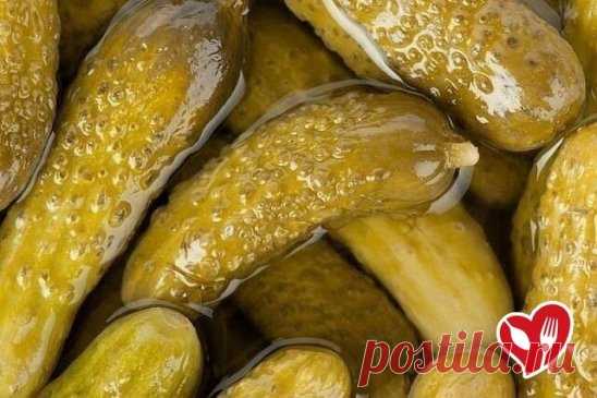 ГОТОВИМ БОЧКОВЫЕ ОГУРЦЫ В БАНКЕ
Потребуются Ингредиенты:
2 кг свежих огурцов
1 головка чеснока
1/2 листа малины
1/2 листа смородины
10 горошин черного перца
4-6 листьев вишни
Зонтики укропа
2-3 лавровых листа
100 гр соли на трехлитровую банку
Рецепт приготовления бочковых огурцов в банке:
Для начала замочите огурцы на два часа в холодной воде. За это время промойте все листья. Затем приготовьте банки: помойте и переверните вверх дном, чтобы вода стекла и высохла. Стерилизо...