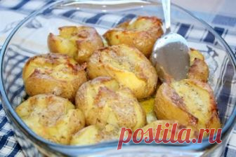 Очень вкусный и ароматный картофель, запеченный по-португальски! Чеснок и розмарин дают неповторимый аромат! - womanlifeclub.ru Прекрасный гарнир к любому мясу и рыбе! Ингредиенты: молодой картофель чеснок розмарин...