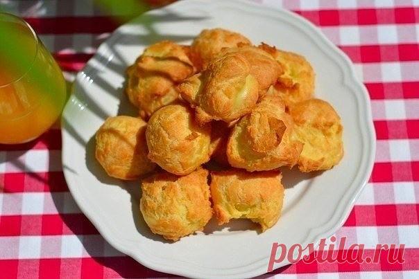 Эклеры.

Время приготовления - 15 минут
Время выпекания - 45 минут

Ингредиенты:

Масло сливочное — 100 г
Яйцо — 4 шт.
Мука — 180 г
Соль — 1/2 ч.л.
Вода — 250 мл
Заварной крем — опционально

Приготовление:

1. Подготовить ингредиенты.
2. Доведите воду до кипения, растопите в воде масло и добавьте соль.
3. Добавьте туда муку. Тщательно перемешайте деревянной лопаткой.
4. Как только тесто начнет отходить от стенок, скатается в комок, поварите его ещё пару минут и снимите с о...