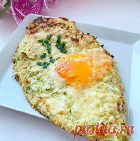 ХАЧАПУРИ БЕЗ МУКИ.
Вариант для ужина

 КБЖУ На одно целое хачапури - 289/ 21,6/ 18,6/ 12,7

 Ингредиенты:
– Кабачок 300 гр
– Яйцо 2 шт
– Сыр 40 гр
– Соль, перец, чеснок по вкусу

 Приготовление:
Кабачок натираем на крупной терке. Сливаем лишнюю жидкость.
Добавляем 20 гр сыра, яйцо и белок. Яйца лучше брать не крупные.
Перемешиваем.

Формируем лодочку сразу на пергаменте или коврике силиконовом, на котором потом будете запекать.

Запекаем при 180 гр около 15 минут.

Достаем...
