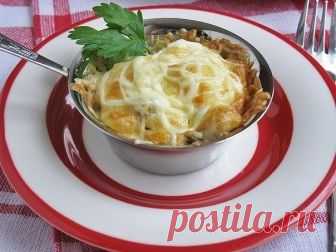 Жюльен с курицей и грибами.

Жюльен ... Даже само слово манит, не говоря уже о вкусной, необыкновенно нежной закуске.Предлагаю Вам попробовать мой вариант известного французского блюда. Будет вкусно, ароматно, нежно, сливочно-сырно...
Теперь о самом блюде. Мало того, что жюльен - это горячая закуска, что само по себе весьма нечастое явление. Так еще и история этого блюда очень интересна. Посудите сами.
Во французской кухне жюльеном называется нарезка овощей тонкой соломкой...