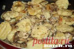 Картофельные ньокки с грибами и луком.