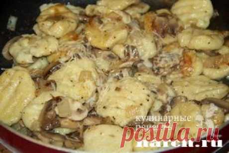 Картофельные ньокки с грибами и луком.