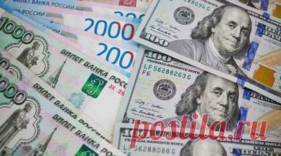 Курс на возвышение: почему доллар впервые за полгода подорожал до 94 рублей. На торгах во вторник, 16 апреля, курс доллара на Мосбирже впервые за полгода поднимался выше 94 рублей. Эксперты связывают это с глобальным укреплением американской валюты на фоне сохранения жёсткой монетарной политики в США и обострения ситуации на Ближнем Востоке. В то же время, как отмечают специалисты, сдержать ослабление рубля позволяют дорожающая нефть, сохранение высокой ключевой ставки ЦБ и действие указа об…