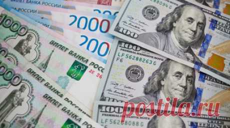 Курс на возвышение: почему доллар впервые за полгода подорожал до 94 рублей. На торгах во вторник, 16 апреля, курс доллара на Мосбирже впервые за полгода поднимался выше 94 рублей. Эксперты связывают это с глобальным укреплением американской валюты на фоне сохранения жёсткой монетарной политики в США и обострения ситуации на Ближнем Востоке. В то же время, как отмечают специалисты, сдержать ослабление рубля позволяют дорожающая нефть, сохранение высокой ключевой ставки ЦБ и действие указа об…