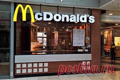 Минимальная зарплата в McDonald's США превысила доходы большинства россиян: Деньги: Экономика: Lenta.ru В США минимальная зарплата в сети ресторанов быстрого питания McDonald's составляет $7,25 в час.
Об этом сообщает издание The Wall Street Journal.
По данным издания, эта сумма превышает доходы примерно 60 миллионов человек — граждан России, работающих полный рабочий день.
Как отмечает WSJ, в России минимальный размер оплаты труда составляет $6 в час, что в два раза ниже зарплаты американцев.…