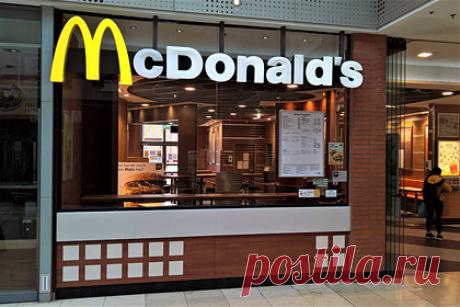 Минимальная зарплата в McDonald's США превысила доходы большинства россиян: Деньги: Экономика: Lenta.ru В США минимальная зарплата в сети ресторанов быстрого питания McDonald's составляет $7,25 в час.
Об этом сообщает издание The Wall Street Journal.
По данным издания, эта сумма превышает доходы примерно 60 миллионов человек — граждан России, работающих полный рабочий день.
Как отмечает WSJ, в России минимальный размер оплаты труда составляет $6 в час, что в два раза ниже зарплаты американцев.…