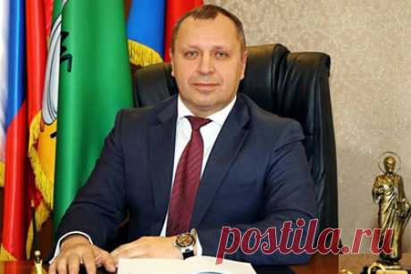 Главу города в Кузбассе отправили в отставку за вечеринку во время траура. Глава Прокопьевска Вячеслав Старченко отправлен в отставку за вечеринку в честь своего назначения на пост, которую он устроил во время траура в Кемеровской области. Об этом сообщил губернатор региона Сергей Цивилев. Экс-глава Прокопьевска вступил в свою должность 25 ноября. Таким образом он пробыл на посту один день.