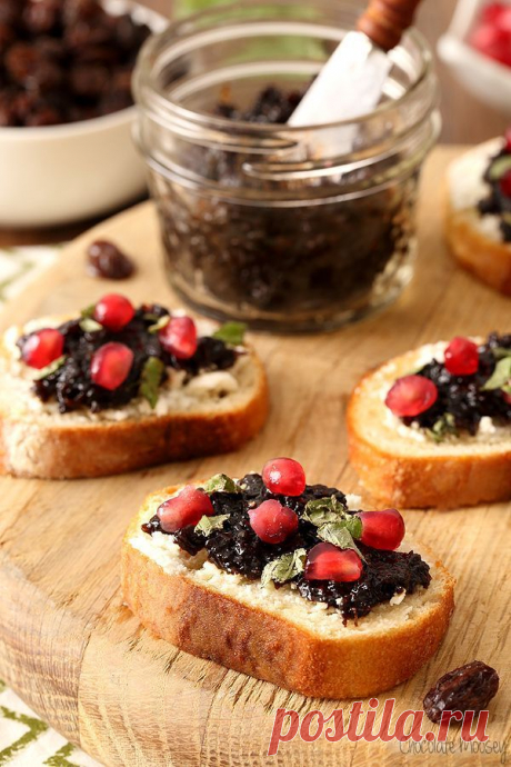 Raisin Jam and Goat Cheese Crostini