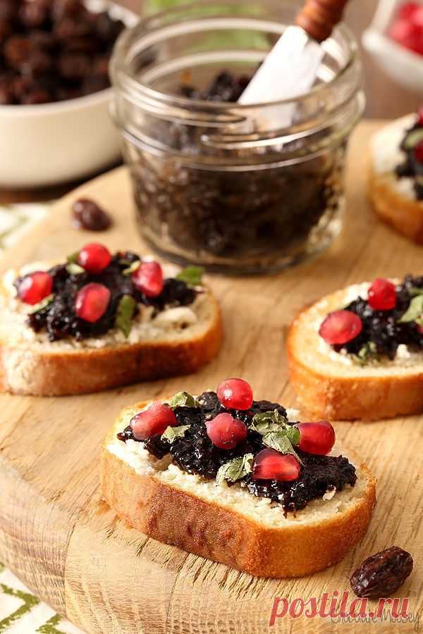 Raisin Jam and Goat Cheese Crostini