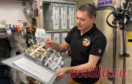 Космонавт показал содержимое 16-дневных рационов питания на МКС. Спецкор ТАСС, командир отряда космонавтов Роскосмоса Олег Кононенко подчеркнул, что космонавтам предлагается питаться в соответствии со специальным меню на каждый день, однако они предпочитают сами выбирать рацион на день