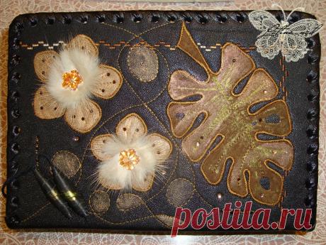 Обложка для книг из натуральной кожи, декор декоративная строчка, аппликация, бисер, стразы, мех.