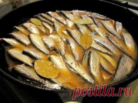 ВКУСНЫЕ ДОМАШНИЕ ШПРОТЫ
Сохраните, чтобы не потерять!
1 кг свежемороженной кильки (мойвы)
1 ст. л. соли
1 ч. л. сахара
1 стакан очень крепкой заварки (например, 3 пакетика чая)
0.5 стакана растительного масла
5 лавровых листьев
6-8 горошин черного перца
Горсть луковой шелухи (не обязательно, но она дает еще долее подкопченный вкус) или 1 бульонный кубик
Приготовление шпроты в домашних условиях:
1.Заварить крепкий чай, растворить в нем соль, сахар, охладить. Включить в духовку.
2.Рыбу