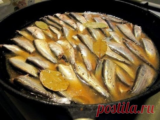ВКУСНЫЕ ДОМАШНИЕ ШПРОТЫ
Сохраните, чтобы не потерять!
1 кг свежемороженной кильки (мойвы)
1 ст. л. соли
1 ч. л. сахара
1 стакан очень крепкой заварки (например, 3 пакетика чая)
0.5 стакана растительного масла
5 лавровых листьев
6-8 горошин черного перца
Горсть луковой шелухи (не обязательно, но она дает еще долее подкопченный вкус) или 1 бульонный кубик
Приготовление шпроты в домашних условиях:
1.Заварить крепкий чай, растворить в нем соль, сахар, охладить. Включить в духовку.
2.Рыбу