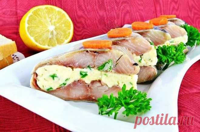 Селедка, которая улетает со стола за считанные минуты. Вкусно до безобразия Вкусно до безобразия! Ингредиенты: селедка — 1 штука плавленный сырок — 1 штука масло сливочное — 20 грамм зелень по вкусу Приготовление: Селедку чистим и разделяем на филе. Плавленный сырок натираем на терке, добавьте мягкое сливочное масло и мелко нарезанную зелень...